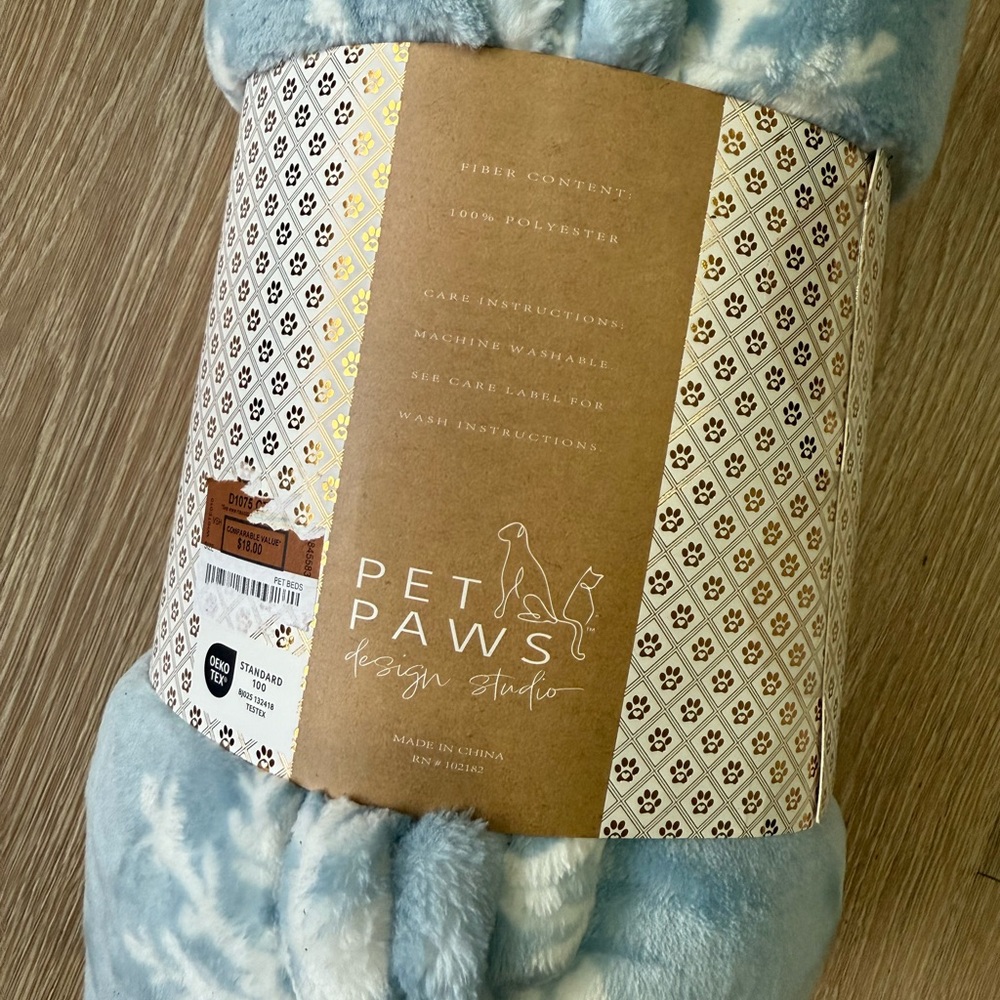 NWT Luxury Plush Pet Blanket Blue Snowflake Winter Dog Cat Throw 40"x54" Pet Paw - Picture 2 of 4